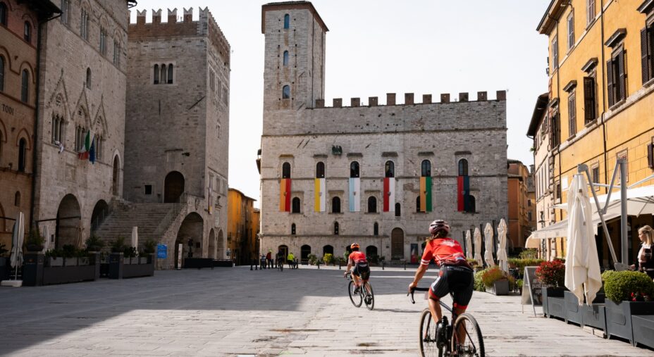 Todi Bailey Gravel, Piazza del Popolo, storia, borgo medievale