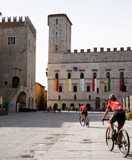 Todi Bailey Gravel, Piazza del Popolo, storia, borgo medievale