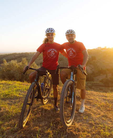 Marianella Bargilli e Paolo Bettini (ex oro mondiale e olimpico di ciclismo) hanno fondato Pedale Rosso, un'organizzazione di volontariato contro la violenza di genere