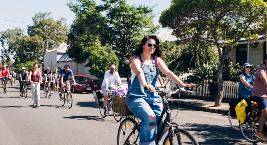 In Australia l'imposizione del casco ha scatenato anche proteste plateali come raduni fuorilegge