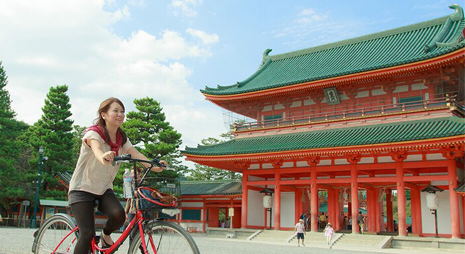 Kyoto è una città ideale da visitare inforcando le due ruote, meta degli innamorati per tutta l'Asia