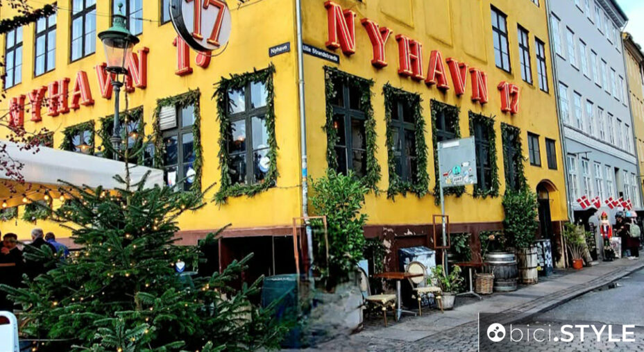 L'angolo del porto cittadino di Nyhavn, ritrovo per ogni coppia: le foto dai "balconcini" del ponte sono un'experience...