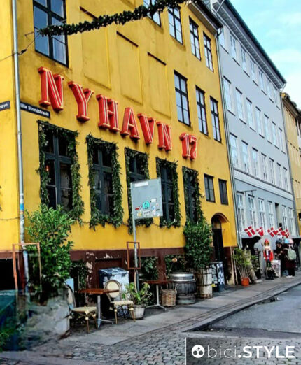 L'angolo del porto cittadino di Nyhavn, ritrovo per ogni coppia: le foto dai "balconcini" del ponte sono un'experience...