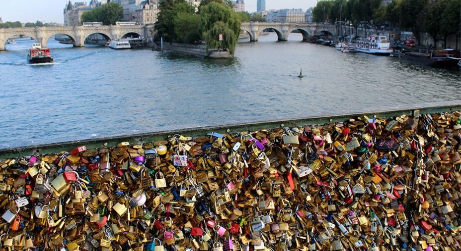 Il Pont des Arts con migliaia di lucchetti, che celebravano l'amore di tanti giovani per tramandarlo nel tempo
