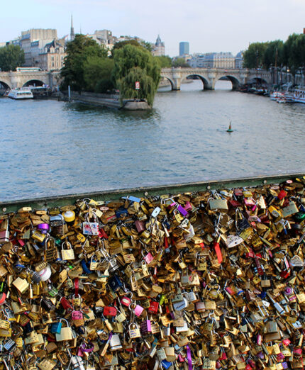 Il Pont des Arts con migliaia di lucchetti, che celebravano l'amore di tanti giovani per tramandarlo nel tempo