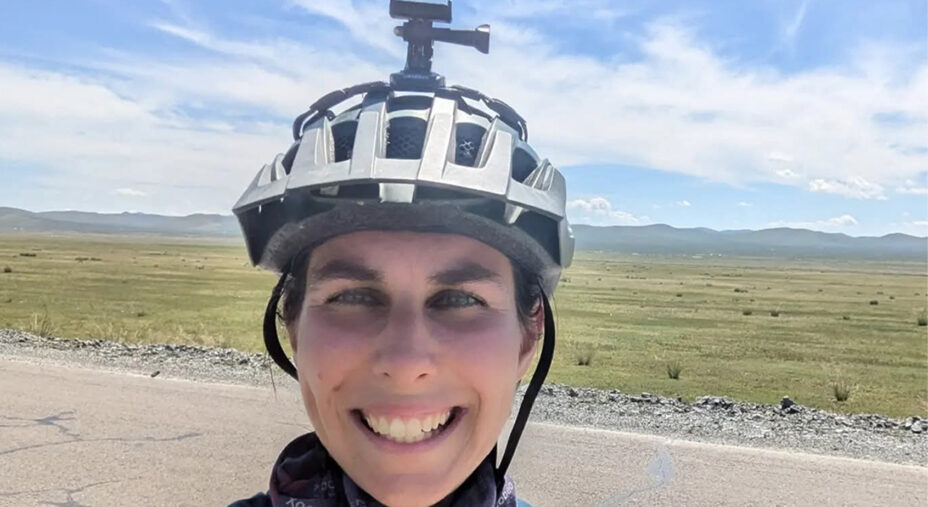 Monica Consolini, ingegnere energetico e guida ambientale AIGAE, al via del suo progetto "Ridesmiles", giro del mondo in bici