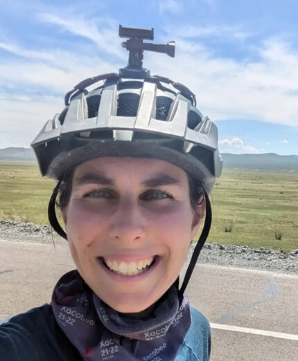 Monica Consolini, ingegnere energetico e guida ambientale AIGAE, al via del suo progetto "Ridesmiles", giro del mondo in bici