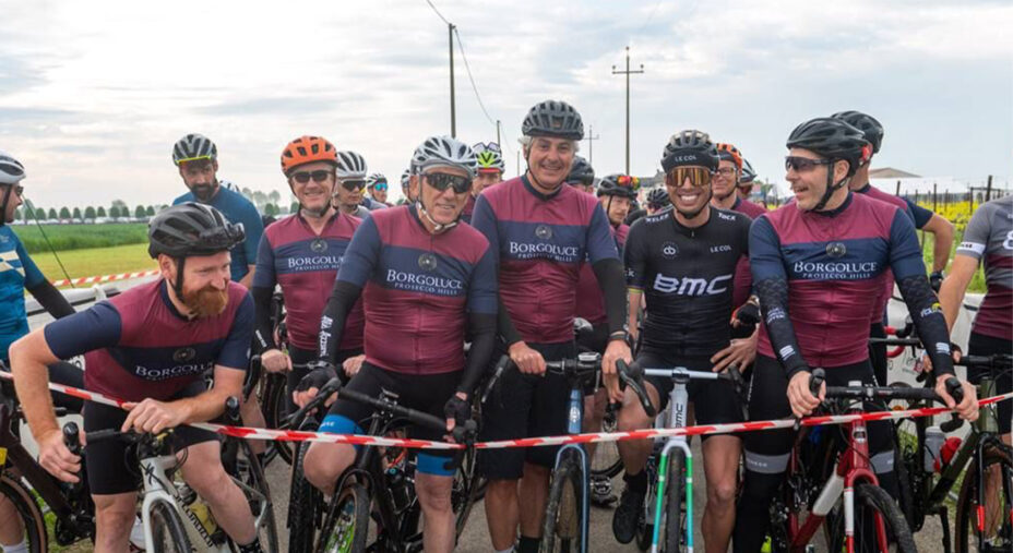 Il titolare dell'organizzazione Ludovico Giustiniani, il terzo da destra