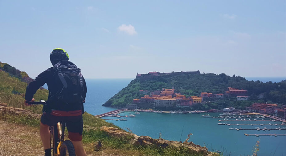 Il fantastico panorama dell'Argentario, propaggine marina del percorso scelto da Bike Rando