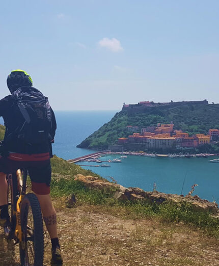 Il fantastico panorama dell'Argentario, propaggine marina del percorso scelto da Bike Rando