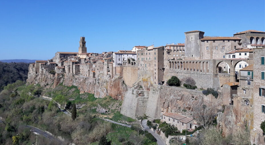 Pitigliano, dove i resti della dominazione etrusca sono ancora presenti ed evidenti