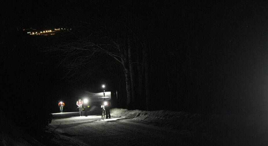 Sila3Vette emerge soprattutto di notte, pedalando o correndo sulla neve, sempre in piena sicurezza