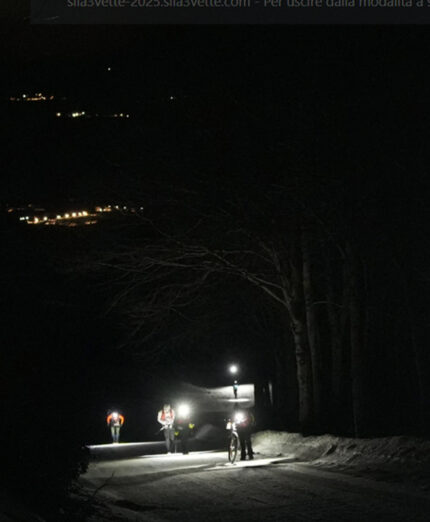 Sila3Vette emerge soprattutto di notte, pedalando o correndo sulla neve, sempre in piena sicurezza