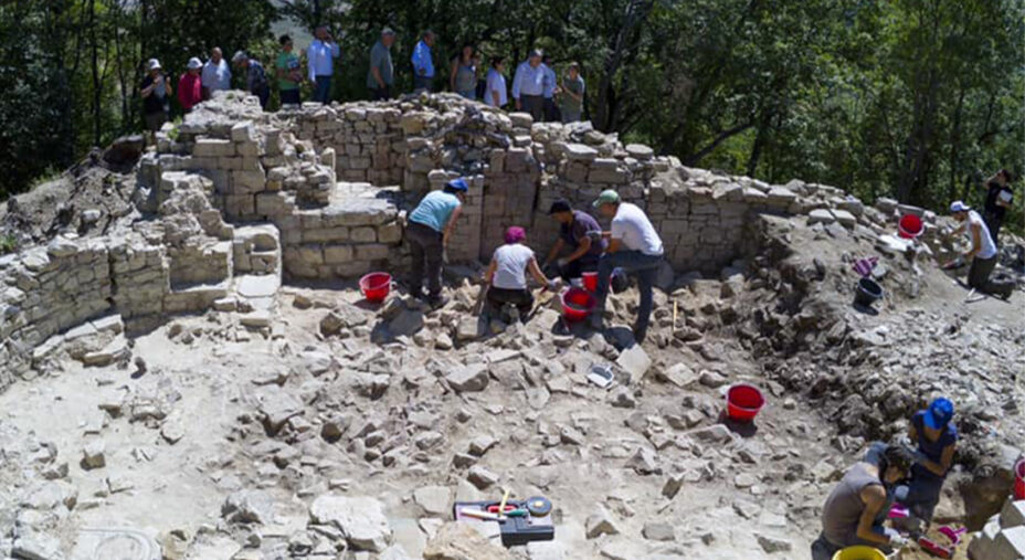 Il sito archeologico di Pianisi è una sosta obbligata, dove sta riemergendo l'antico castello
