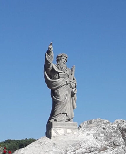 La Statua di Sant'Elia, patrono della città, che domina tutta la vallata