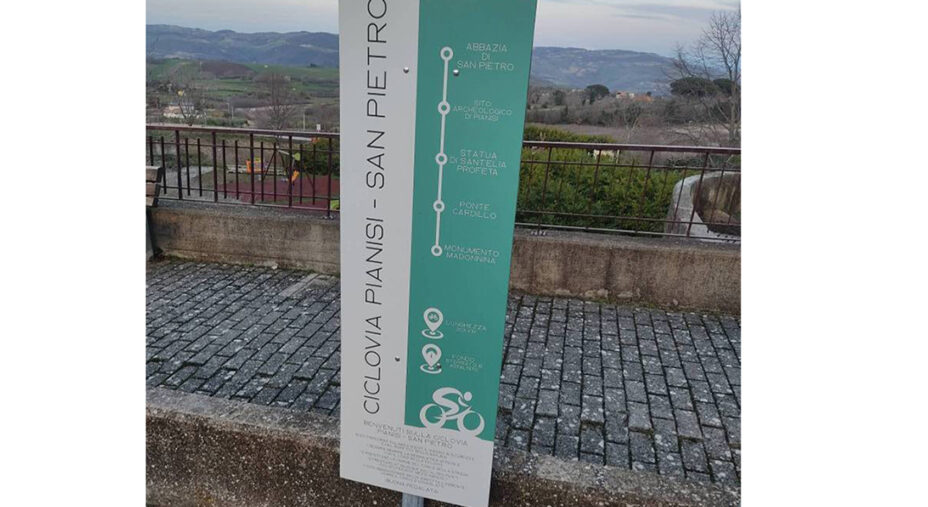 La segnaletica lungo la ciclovia è molto precisa, indicando i principali punti culturali come tappe di richiamo