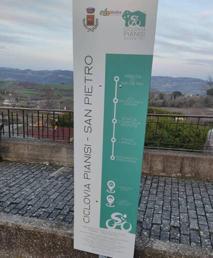 La segnaletica lungo la ciclovia è molto precisa, indicando i principali punti culturali come tappe di richiamo
