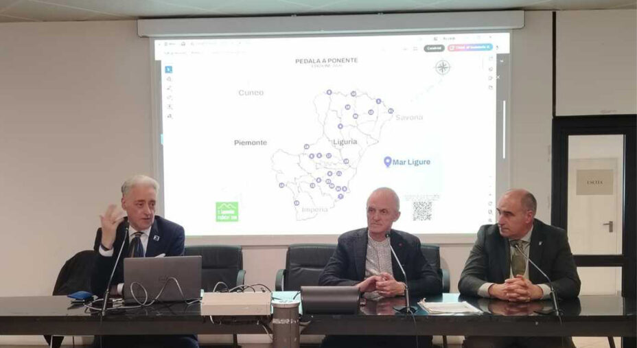 Un momento della presentazione di Pedala a Ponente, che continua a crescere come adesione di Comuni