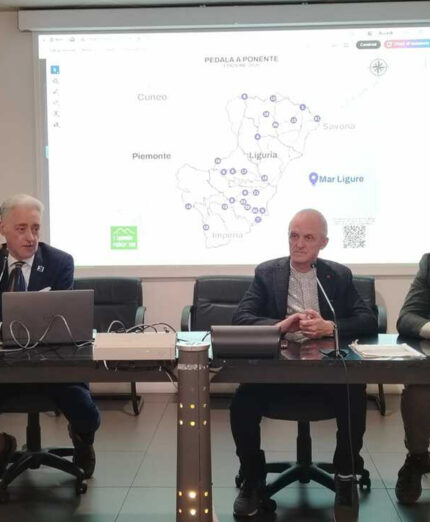 Un momento della presentazione di Pedala a Ponente, che continua a crescere come adesione di Comuni