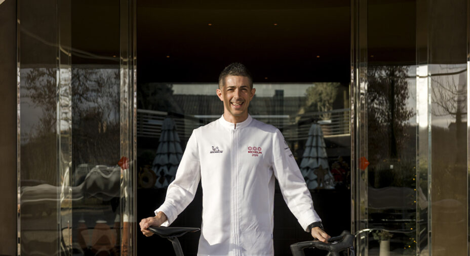 Mammoliti davanti al suo ristorante La Rei Natura, dove mette in pratica tutta la sua arte