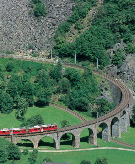 Il Trenino Rosso del Bernina, che parte da Tirano e arriva a St. Moritz, è una delle attrazioni della valle (foto Valposchiavo Turismo)