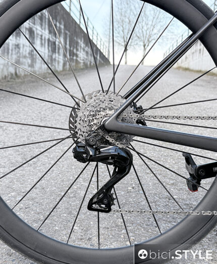 Nuova BMC AMP 01, una e-road discreta nell'erogazione e super elegante