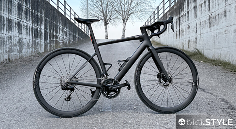 Nuova BMC AMP 01, una e-road discreta nell'erogazione e super elegante