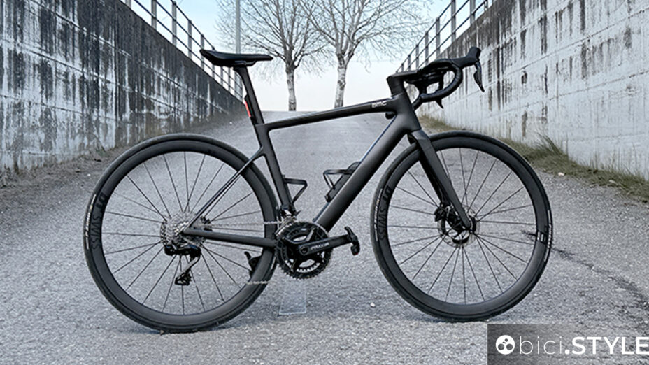 Nuova BMC AMP 01, una e-road discreta nell'erogazione e super elegante