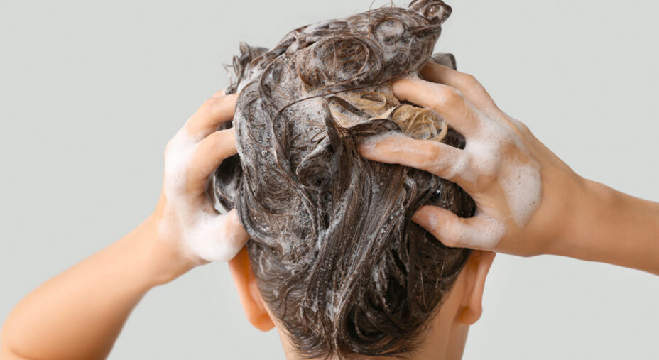 Per prevenire problemi al cuoio capelluto bisogna lavare regolarmente i capelli, soprattutto dopo gli allenamenti (depositphotos.com)