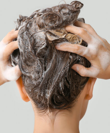 Per prevenire problemi al cuoio capelluto bisogna lavare regolarmente i capelli, soprattutto dopo gli allenamenti (depositphotos.com)