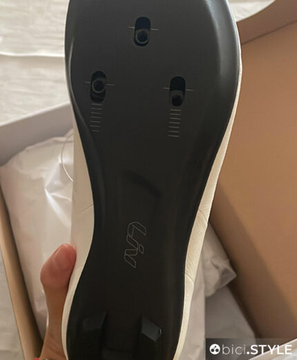 La suola a doppio strato ExoBeam è realizzata al 100% in carbonio: leggera e rigida