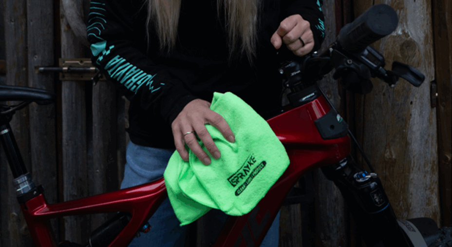 Prima di passare alla fase successiva è bene asciugare il telaio e i vari componenti della bici