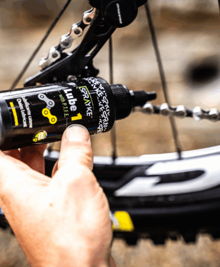 Lubrificare catena e trasmissione è un passaggio fondamentale a va fatto con la giusta dose di prodotto