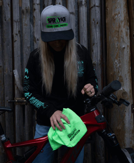 Prima di passare alla fase successiva è bene asciugare il telaio e i vari componenti della bici