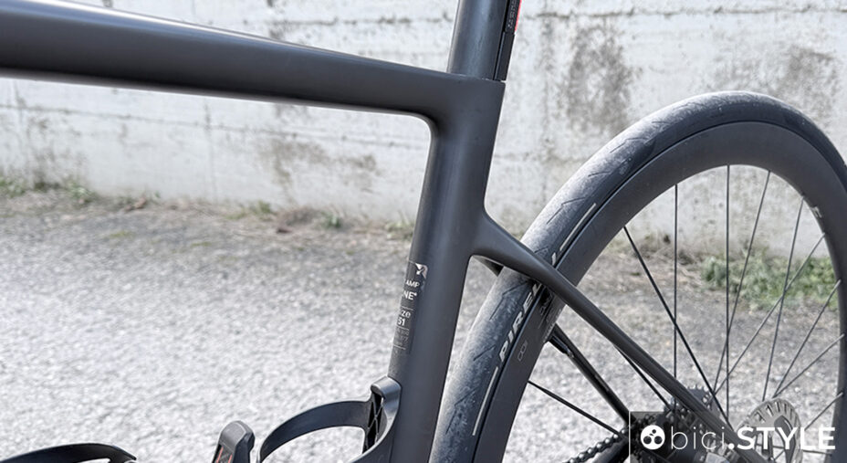 Nuova BMC AMP 01, una e-road discreta nell'erogazione e super elegante