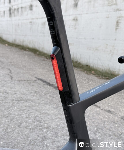 Nuova BMC AMP 01, una e-road discreta nell'erogazione e super elegante