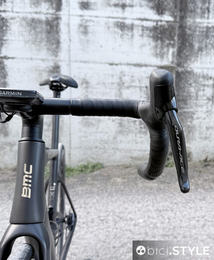 Nuova BMC AMP 01, una e-road discreta nell'erogazione e super elegante