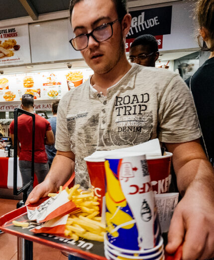 L'abitudine a mangiare in fretta sottrae tempo alla masticazione e appensatisce la digestione (depositphotos.com)