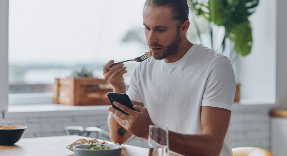 Scollegarsi dal cellulare permette di concentrarsi sulla masticazione (depositphotos.com)