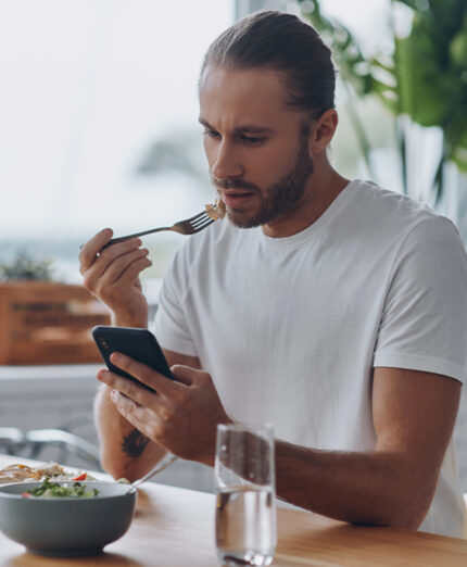 Scollegarsi dal cellulare permette di concentrarsi sulla masticazione (depositphotos.com)