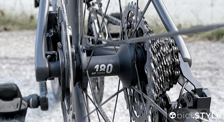 Nuova BMC AMP 01, una e-road discreta nell'erogazione e super elegante