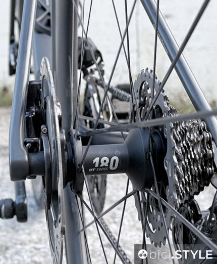 Nuova BMC AMP 01, una e-road discreta nell'erogazione e super elegante