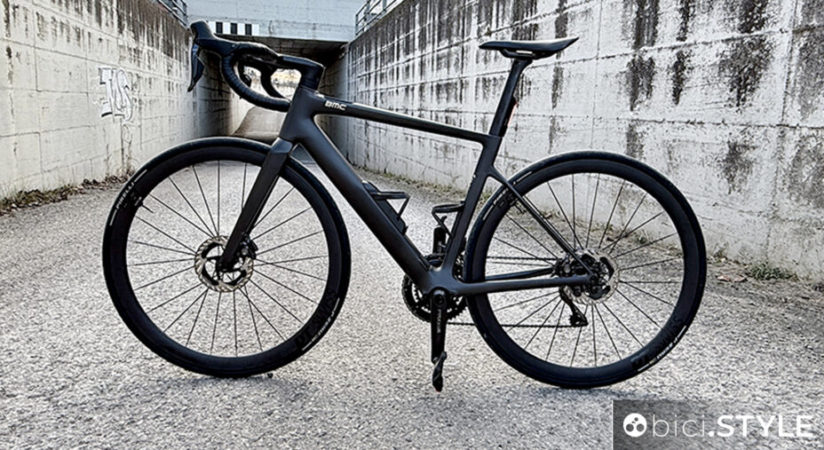 Nuova BMC AMP 01, una e-road discreta nell'erogazione e super elegante