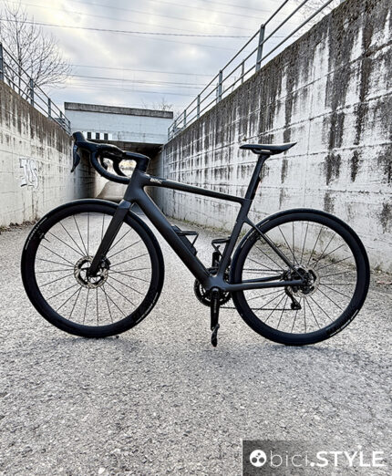 Nuova BMC AMP 01, una e-road discreta nell'erogazione e super elegante