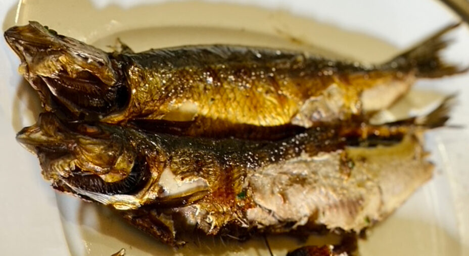 La renga cotta su li boris: l’aringa salata, che dopo opportuna dissalatura, è cotta direttamente sulle braci