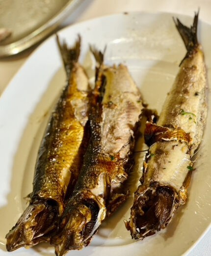 La renga cotta su li boris: l’aringa salata, che dopo opportuna dissalatura, è cotta direttamente sulle braci