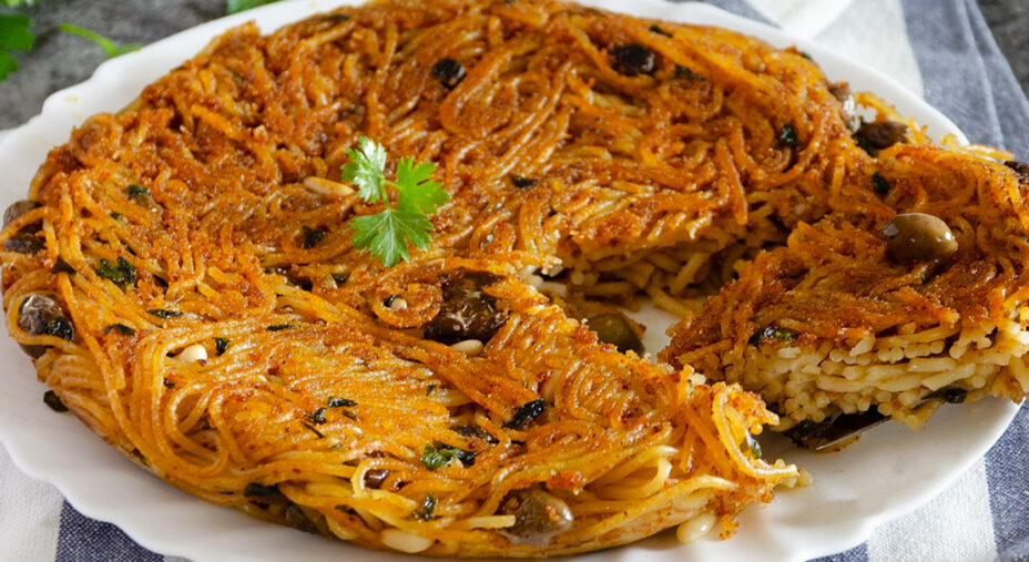 La frittata di Scammaro frittata non usa uova, ma pasta, olive, capperi, pinoli e uvetta