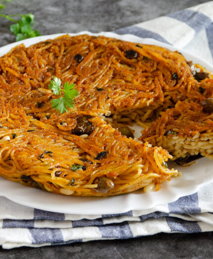 La frittata di Scammaro frittata non usa uova, ma pasta, olive, capperi, pinoli e uvetta