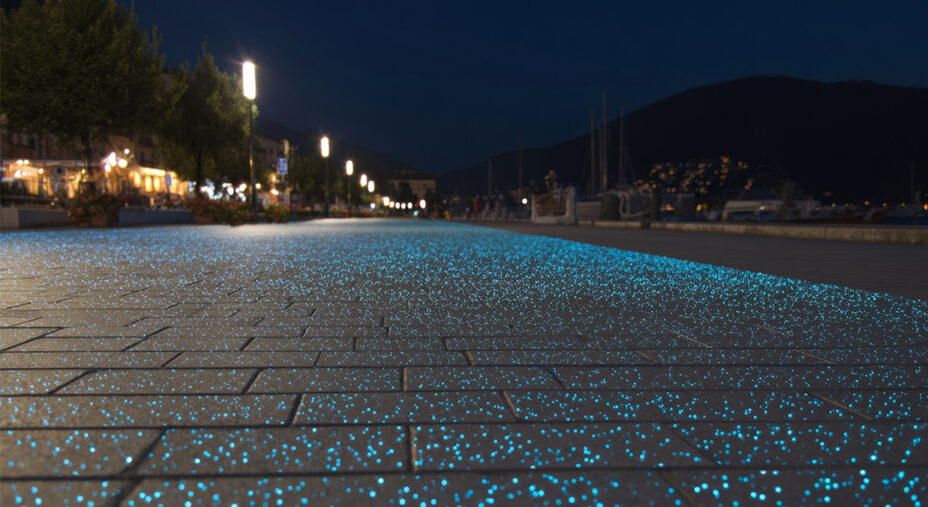 La luminescenza si ottiene integrando vetri fotoluminescenti nella pavimentazione