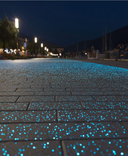 La luminescenza si ottiene integrando vetri fotoluminescenti nella pavimentazione